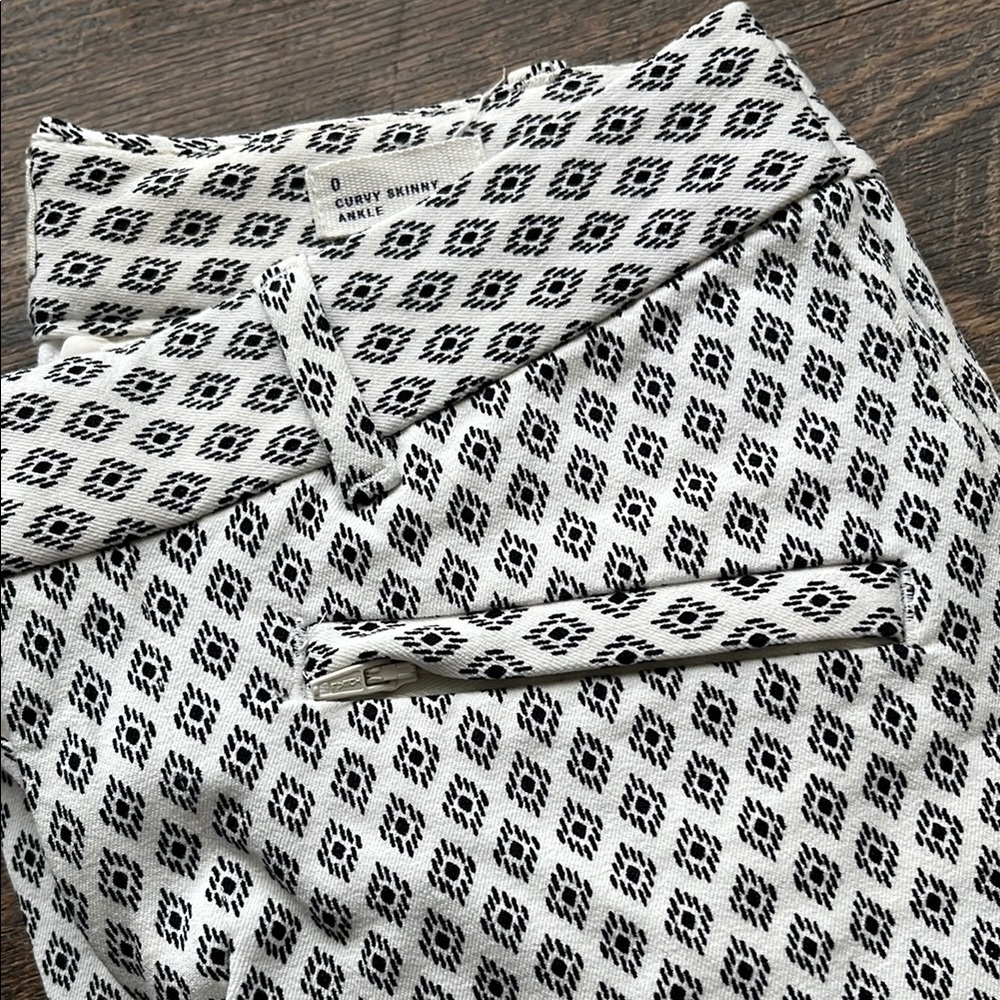 Gap Patterned Black And White Pants - image 4